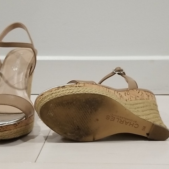 Charles by Charles David Wedges Size 5 in tan - Picture 3 of 3
